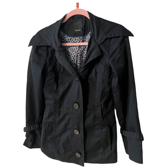 A Vero Moda jacket in size medium - Picture 2 of 6